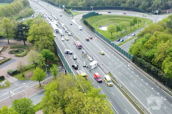 Snelweg afgesloten na gekantelde caravan