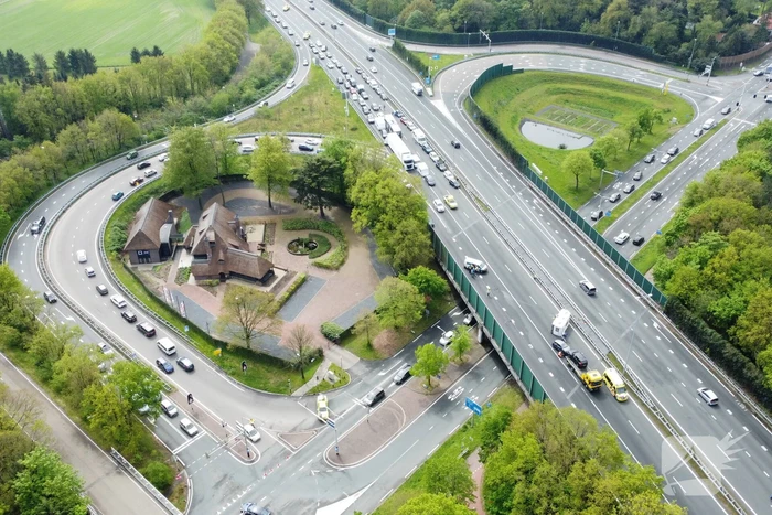 Snelweg afgesloten na gekantelde caravan