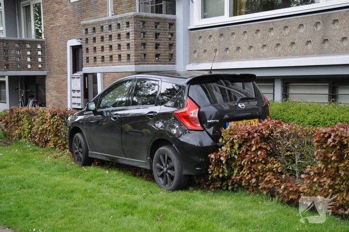 Auto ramt stroomkast belandt in bosjes