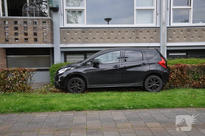 Auto ramt stroomkast belandt in bosjes