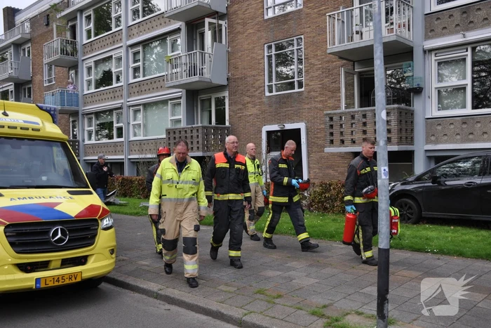Auto ramt stroomkast belandt in bosjes