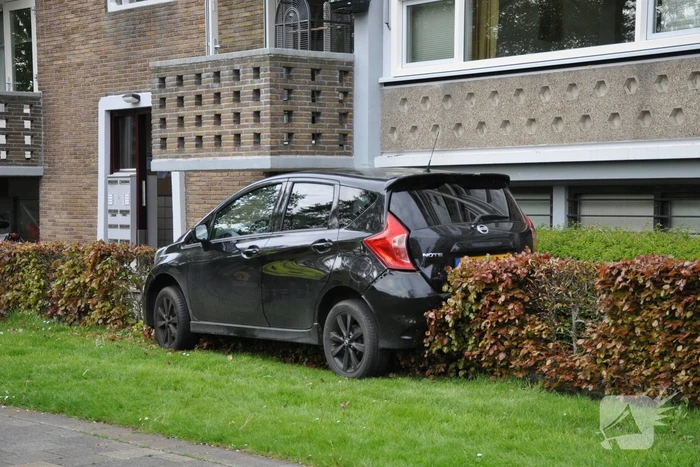 Auto ramt stroomkast belandt in bosjes