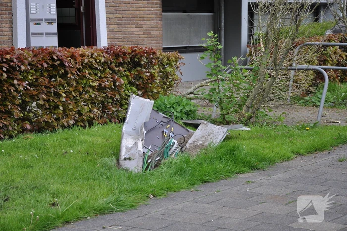 Auto ramt stroomkast belandt in bosjes
