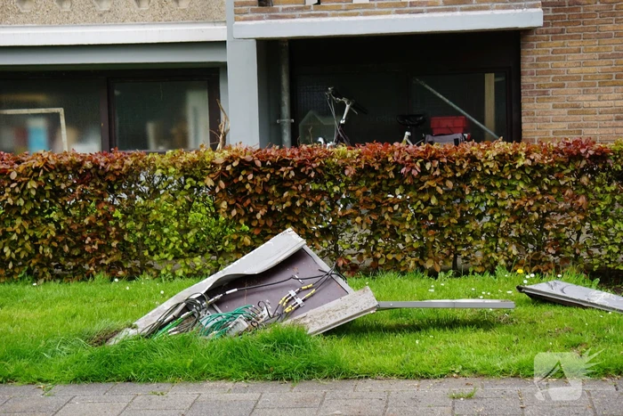 Auto ramt stroomkast belandt in bosjes