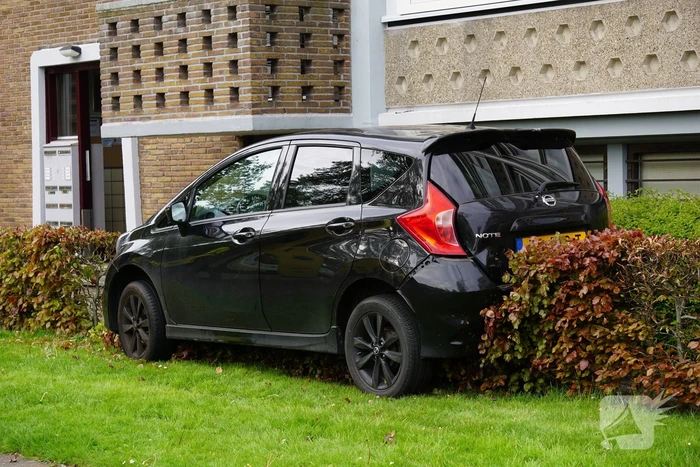 Auto ramt stroomkast belandt in bosjes