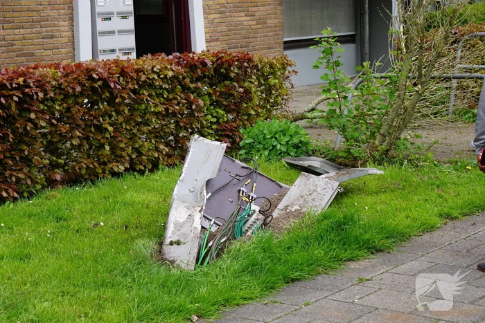Auto ramt stroomkast belandt in bosjes
