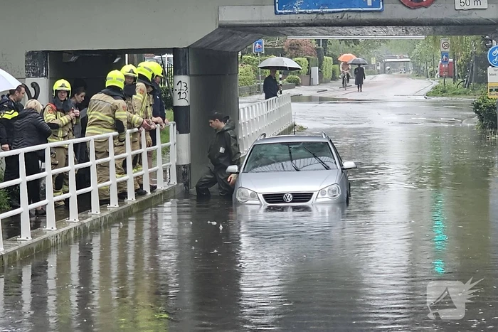 Auto komt vast te zitten in ondergelopen spoorviaduct