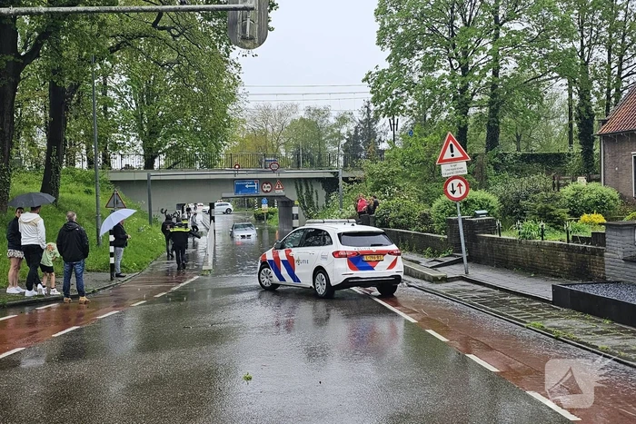 Auto komt vast te zitten in ondergelopen spoorviaduct