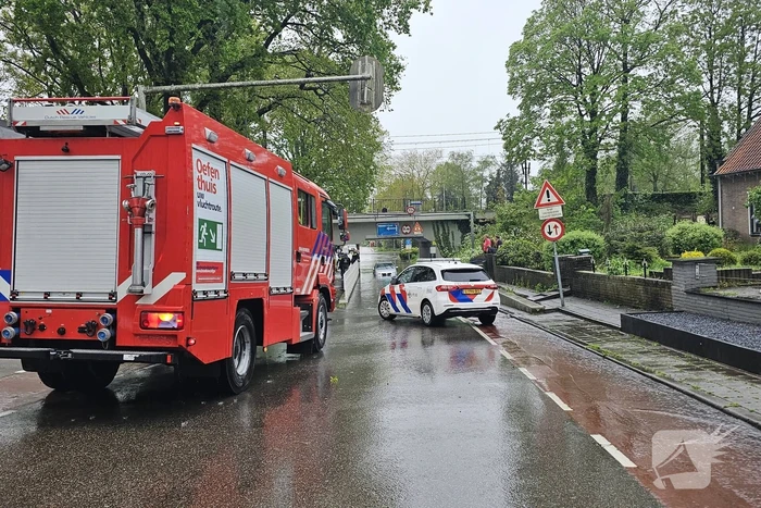 Auto komt vast te zitten in ondergelopen spoorviaduct