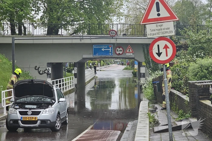 Auto komt vast te zitten in ondergelopen spoorviaduct