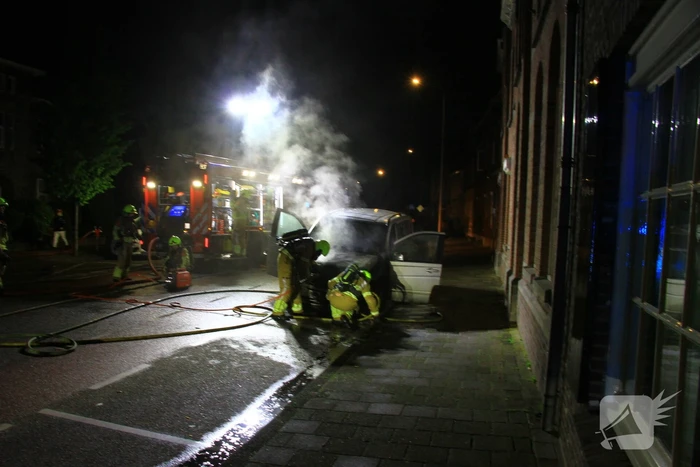 Voertuig vliegt in brand naast woning