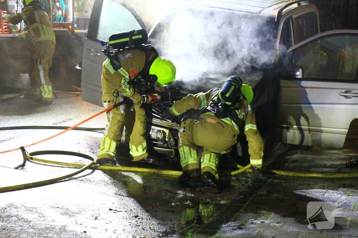 Voertuig vliegt in brand naast woning