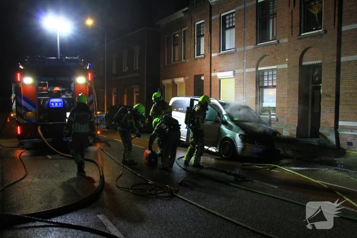 Voertuig vliegt in brand naast woning