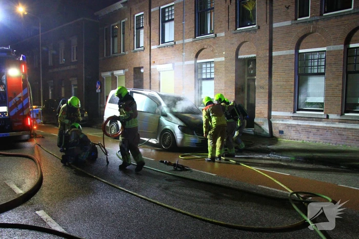 Voertuig vliegt in brand naast woning