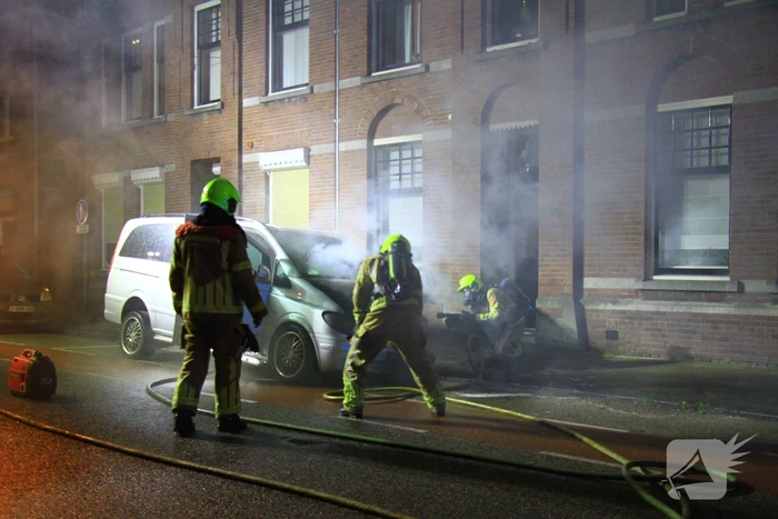 Voertuig vliegt in brand naast woning