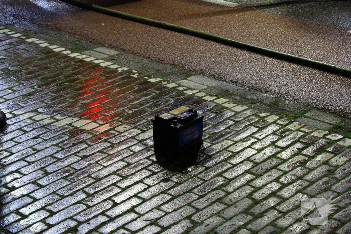 Voertuig vliegt in brand naast woning