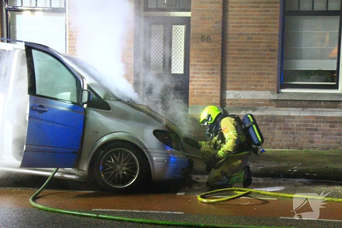 Voertuig vliegt in brand naast woning