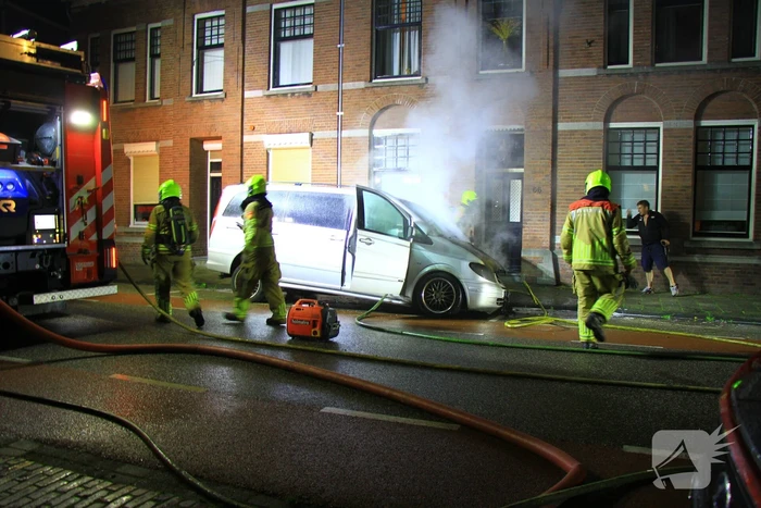Voertuig vliegt in brand naast woning