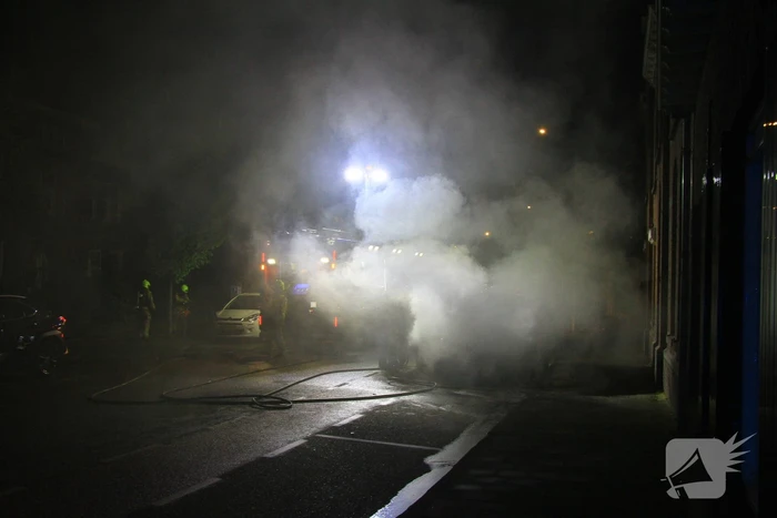 Voertuig vliegt in brand naast woning