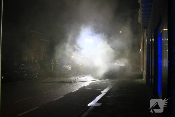 Voertuig vliegt in brand naast woning