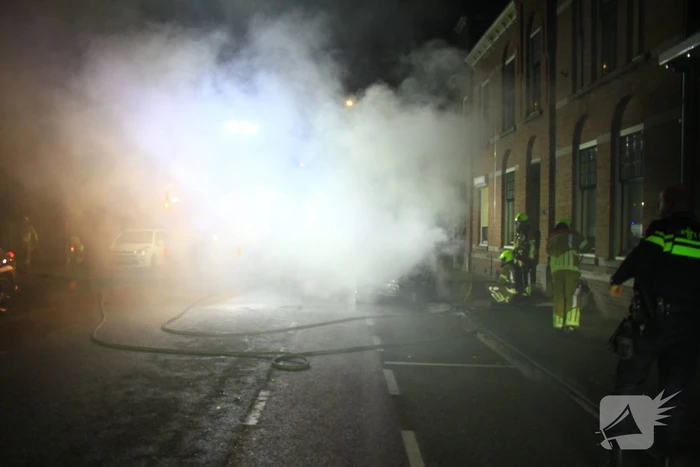 Voertuig vliegt in brand naast woning