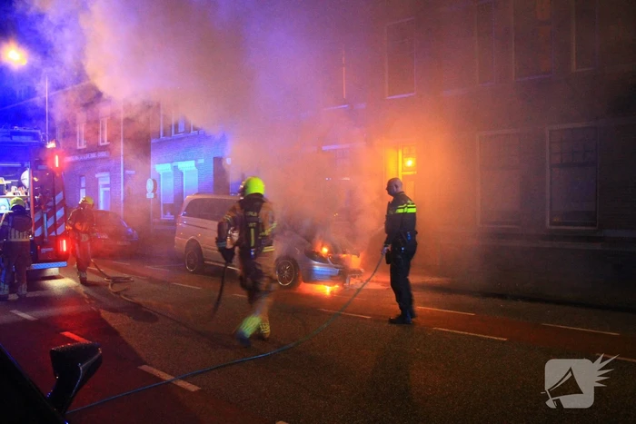 Voertuig vliegt in brand naast woning