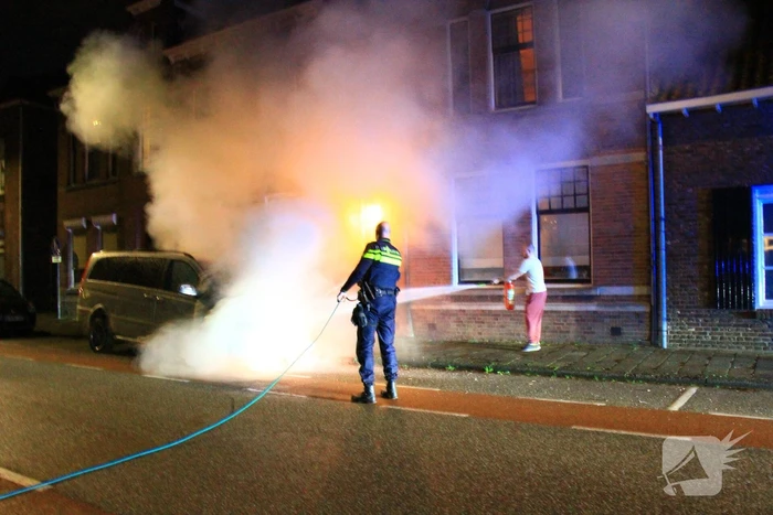 Voertuig vliegt in brand naast woning
