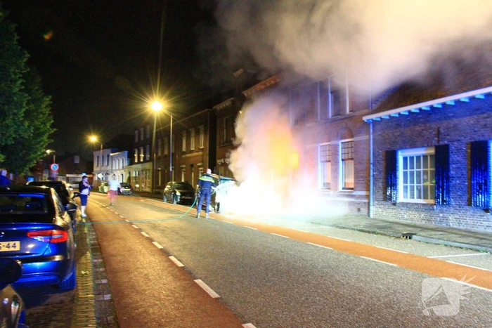 Voertuig vliegt in brand naast woning