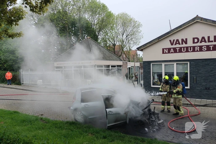 Auto vliegt spontaan in brand op oprit