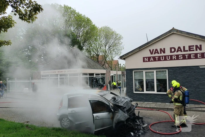 Auto vliegt spontaan in brand op oprit