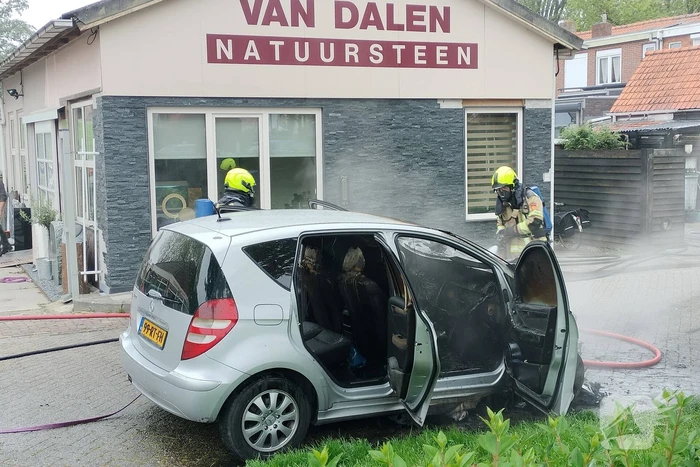Auto vliegt spontaan in brand op oprit