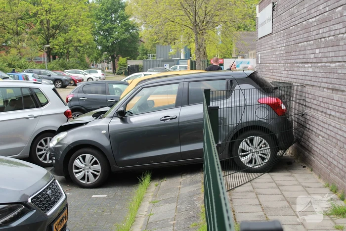 Automobilist trapt per ongeluk op gaspedaal en richt flinke schade aan