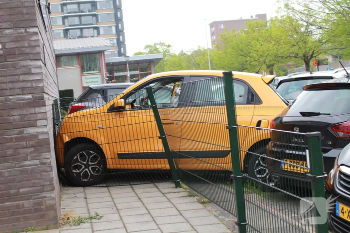 Automobilist trapt per ongeluk op gaspedaal en richt flinke schade aan
