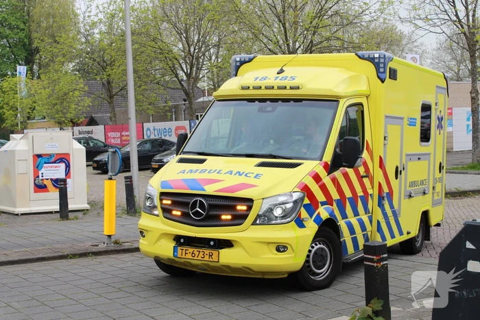 Automobilist trapt per ongeluk op gaspedaal en richt flinke schade aan