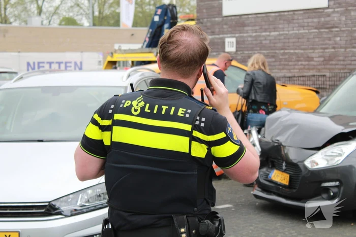 Automobilist trapt per ongeluk op gaspedaal en richt flinke schade aan