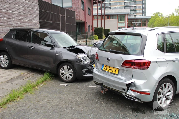 Automobilist trapt per ongeluk op gaspedaal en richt flinke schade aan