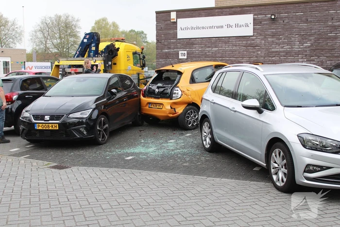 Automobilist trapt per ongeluk op gaspedaal en richt flinke schade aan