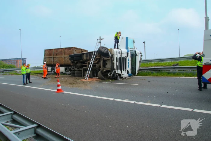 Verbindingsweg snelweg dicht door gekantelde vrachtwagen