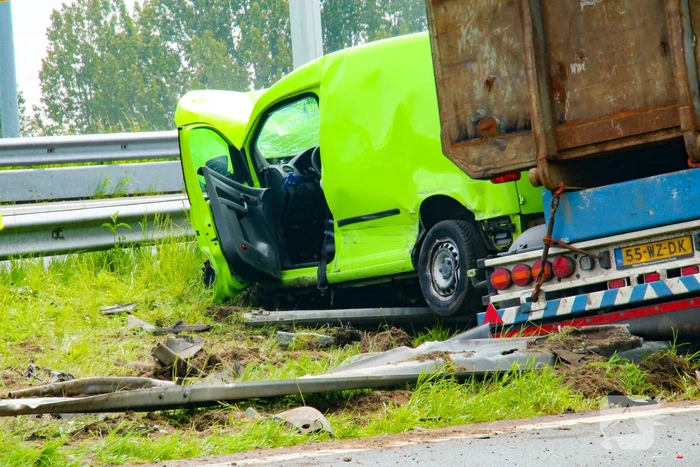 Verbindingsweg snelweg dicht door gekantelde vrachtwagen