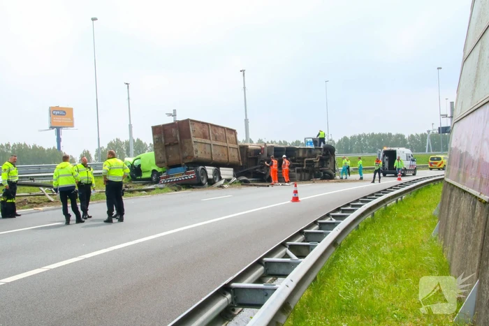 Verbindingsweg snelweg dicht door gekantelde vrachtwagen