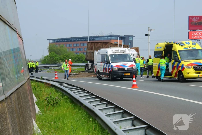 Verbindingsweg snelweg dicht door gekantelde vrachtwagen