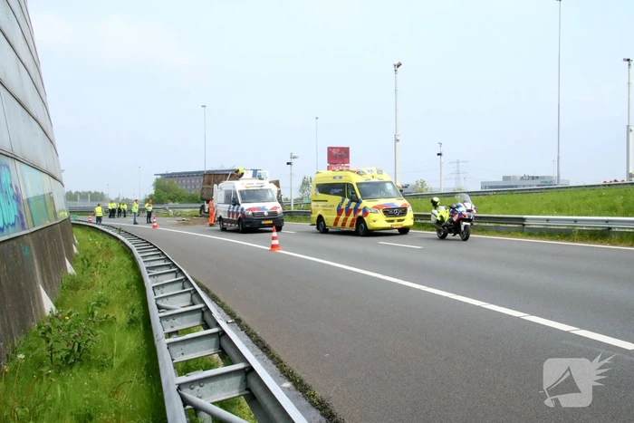 Verbindingsweg snelweg dicht door gekantelde vrachtwagen