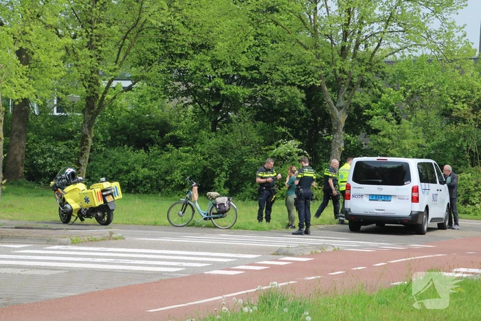 Fietsster aangereden door taxi bus