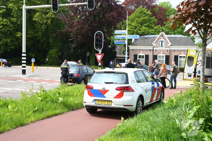 Overstekende fietser geschept door automobilist