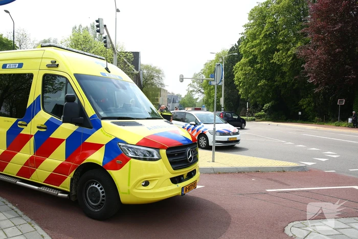 Overstekende fietser geschept door automobilist