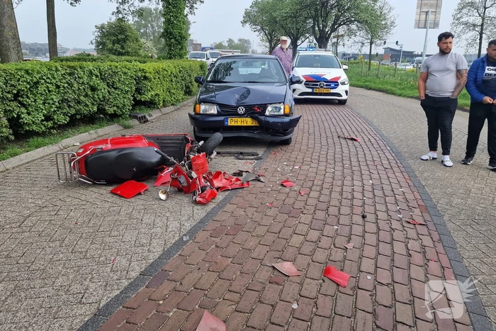 Scooterrijder botst frontaal op auto