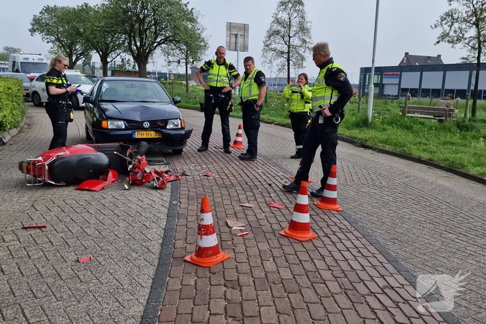 Scooterrijder botst frontaal op auto
