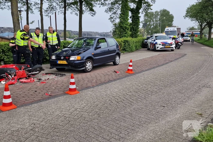 Scooterrijder botst frontaal op auto