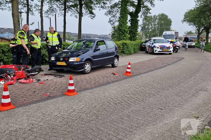 Scooterrijder botst frontaal op auto