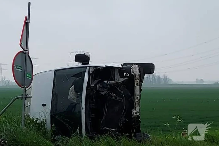 Zwaargewonde en ravage na botsing tussen bus en auto
